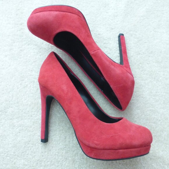 LE CHATEAU Red faux suede almond toe platform pumps - NWOT - Picture 4 of 10